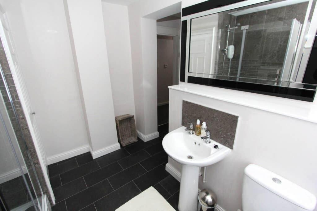 Top Floor Character Apartment In The Heart Of The City Centre Τσέστερ Εξωτερικό φωτογραφία
